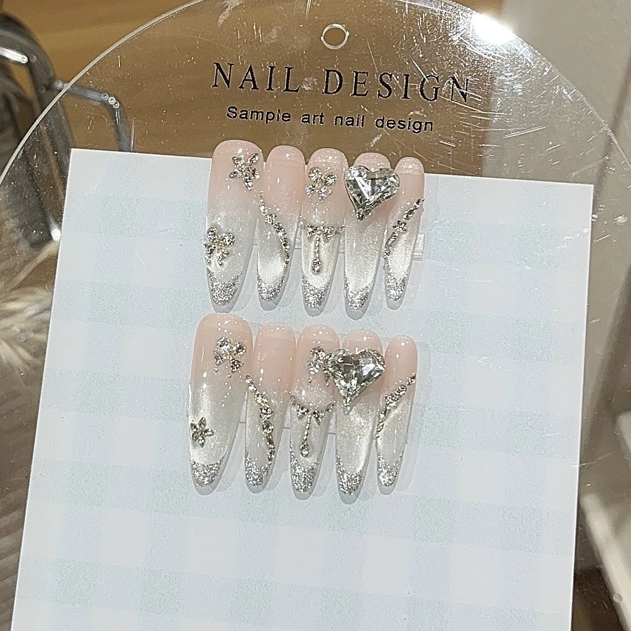 かっこいいシルバーネイルは  どこで見られる？海外セレブが愛用する「猫眼デザイン」の本質とは