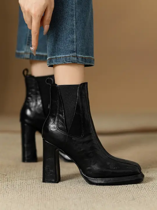 極上の柔らかさなショートブーツ【防水・太ヒール・ゴムバンド・黒色・羊皮】