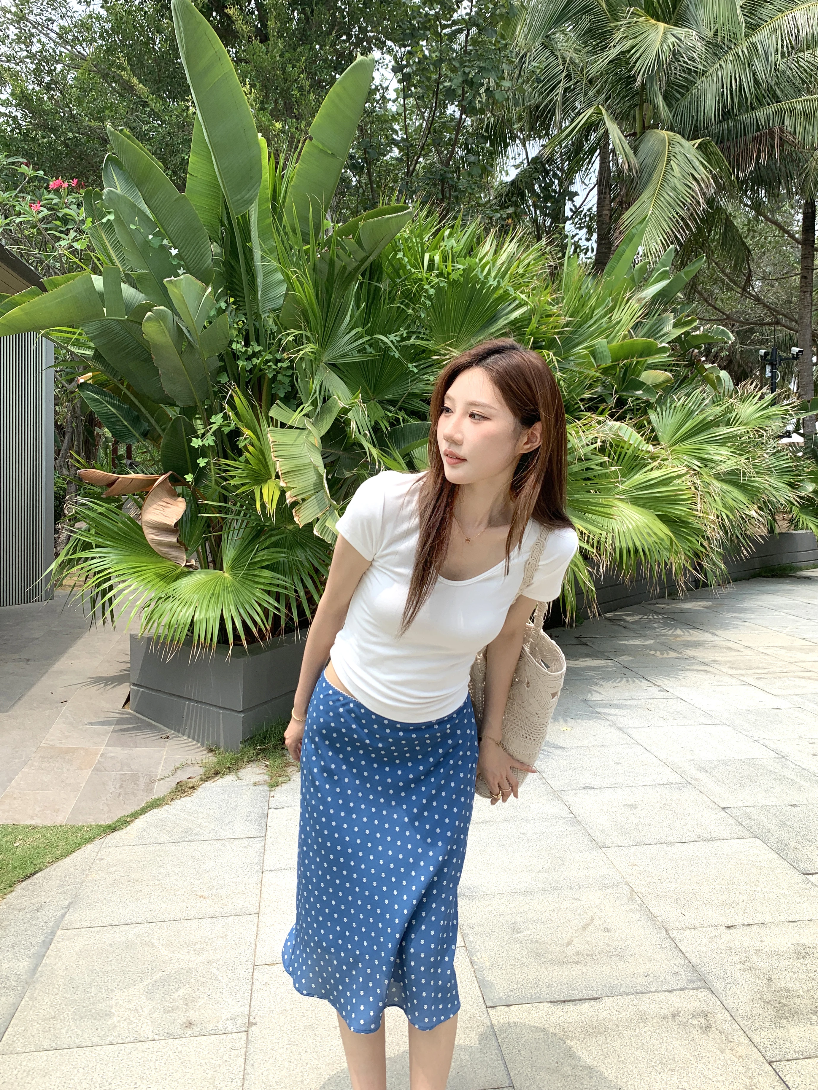 韓国風サテン花柄Aラインスカート：ベージュとネイビーの夏コーデに最適なトレンドスカート
