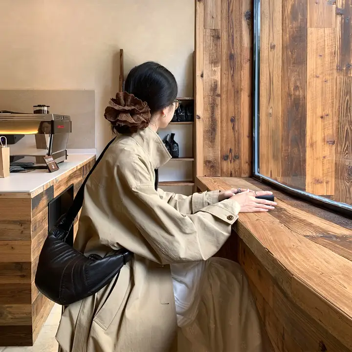 シンプルなデザインのカーキ色トレンチコート【女性用・ミドル丈・ファッション性高】【春秋用】
