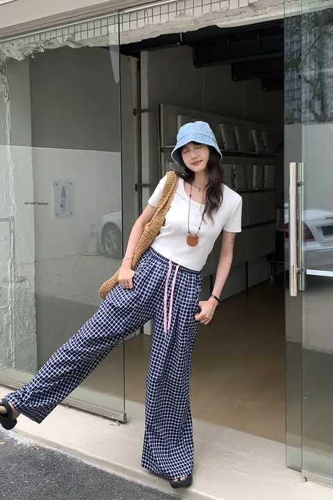 Uネックデザインの短袖Tシャツ【スタイリッシュ・小柄向け・シンプルコーデに最適】