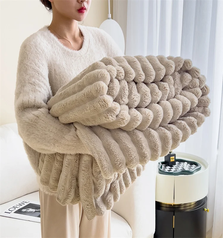 throw blanket はどんな場面で使える？ウサギ毛のふわふわ毛布が解決する日常の小さな温もり