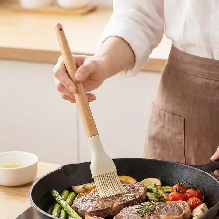 木柄シリコンバーベキューブラシ【柔らかい・清潔感・焼き料理用】