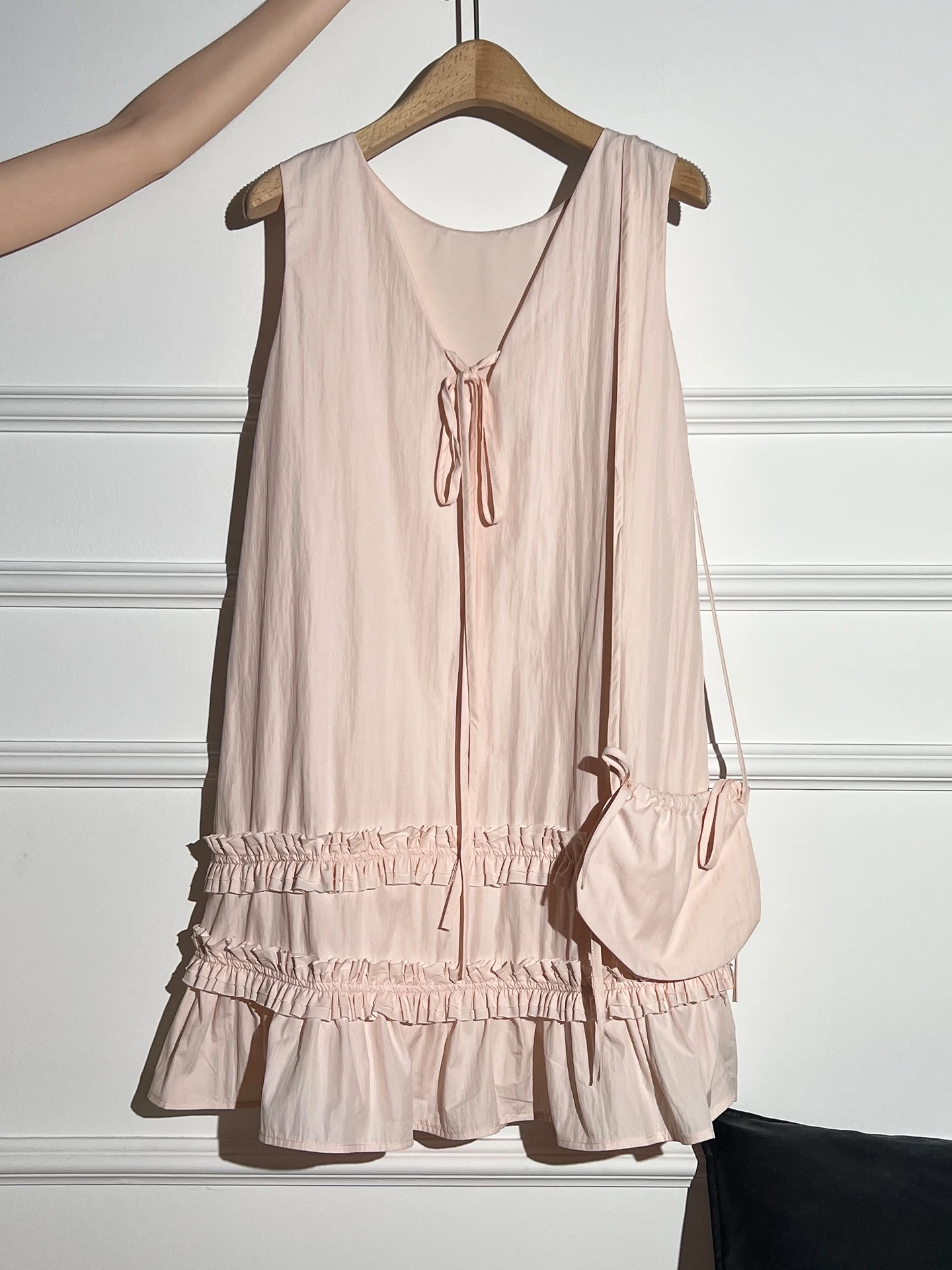 リゾート風ピンクVネックキャミソールワンピース：50代女性の夏コーデに最適な自然素材スタイル