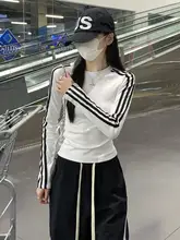 デザイン性のあるラウンドネック長袖Tシャツ【秋用・スリムフィット・コントラストカラー・3本ライン】