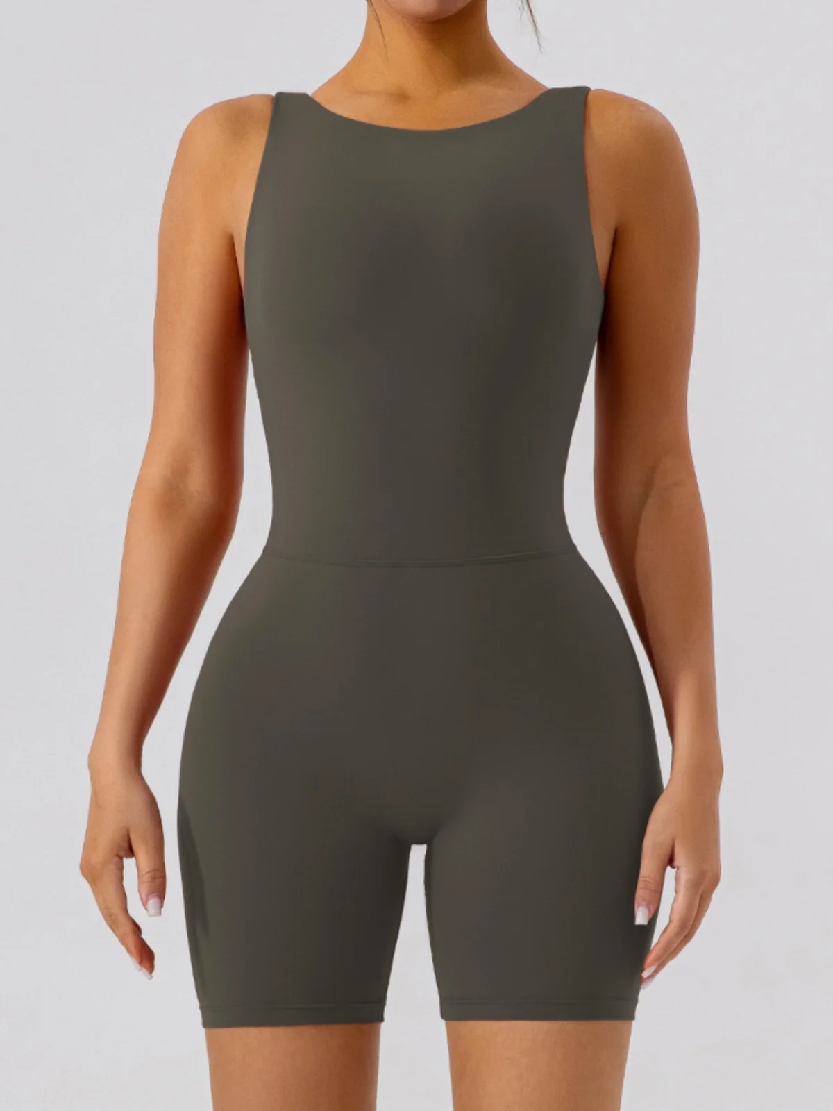 ジムで女性が着る格好のトップスとしての夏用ヨガウェア