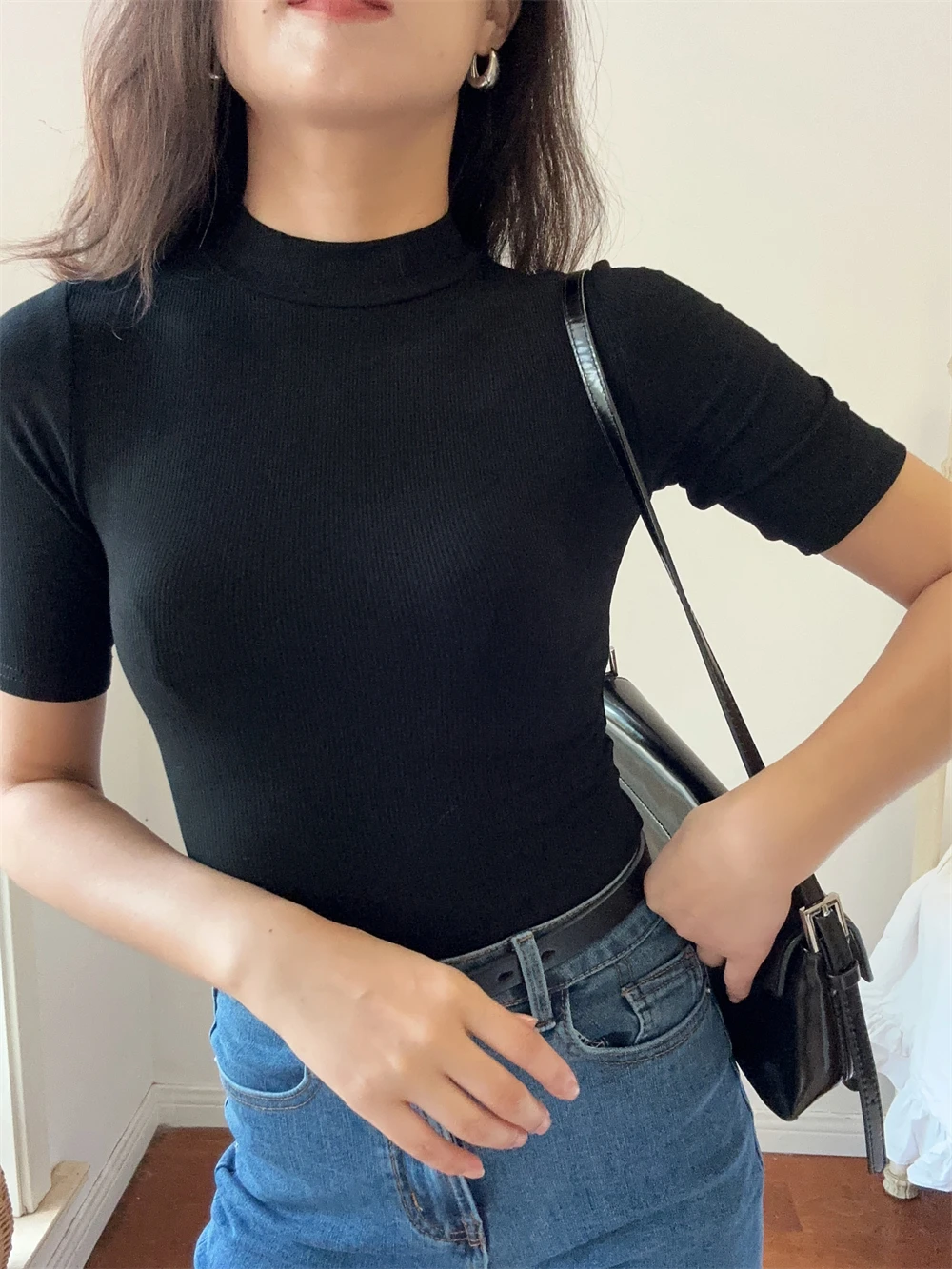 タートルネックTシャツはどう選ぶ？女性向けのシンプルなデザインが実は最強の理由