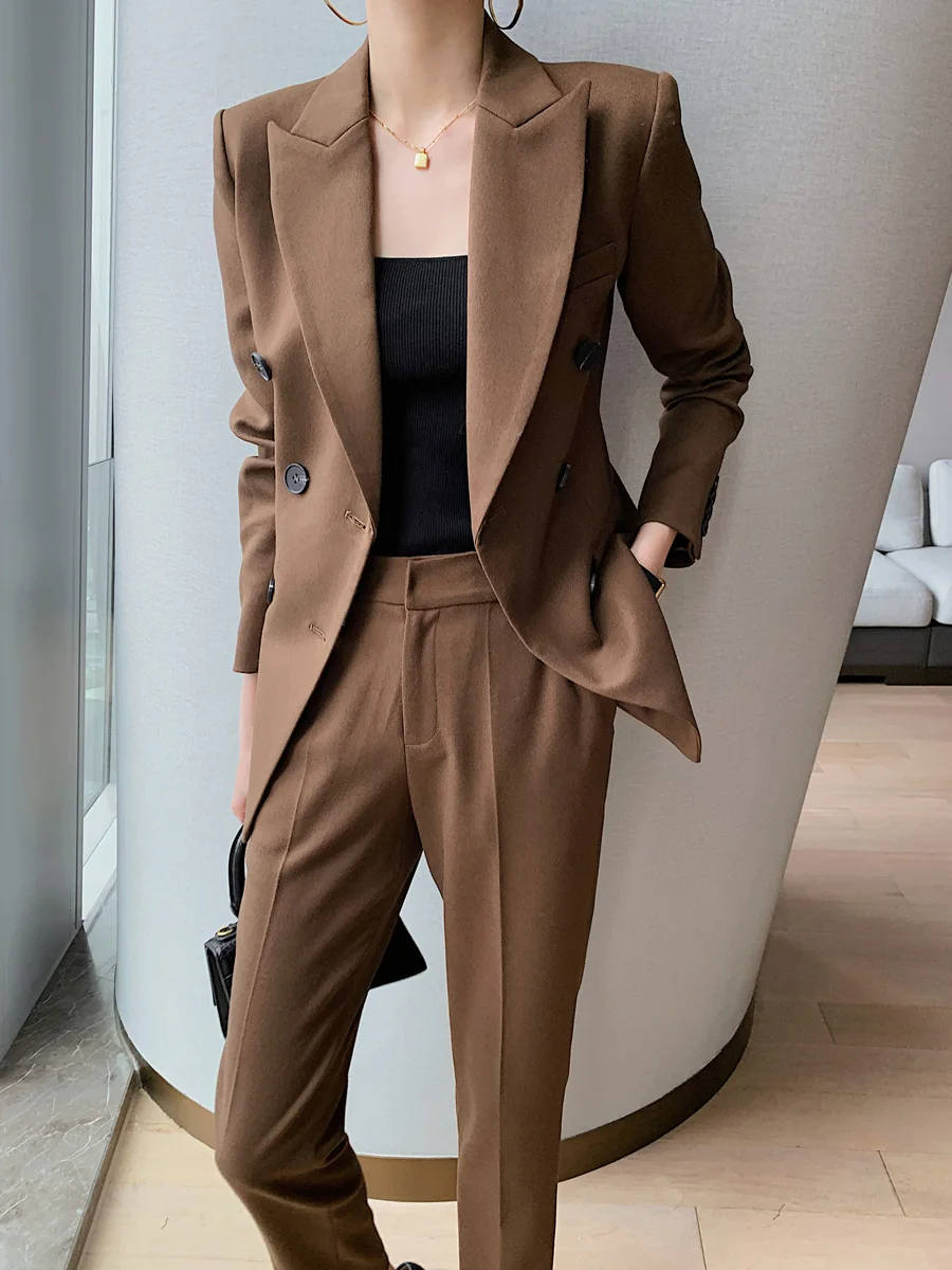 大人可愛い服 50代コーデ｜モカカラースーツで心の安定を実現する完全ガイド