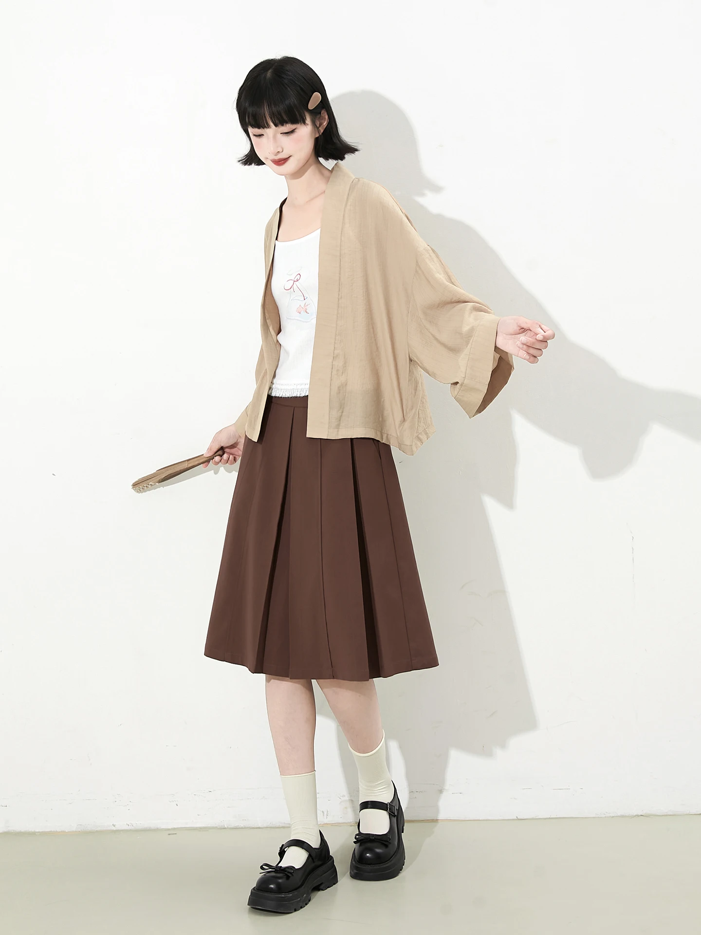 カフェカラーのカーディガン：透け感とゆったりシルエットで日常を彩る