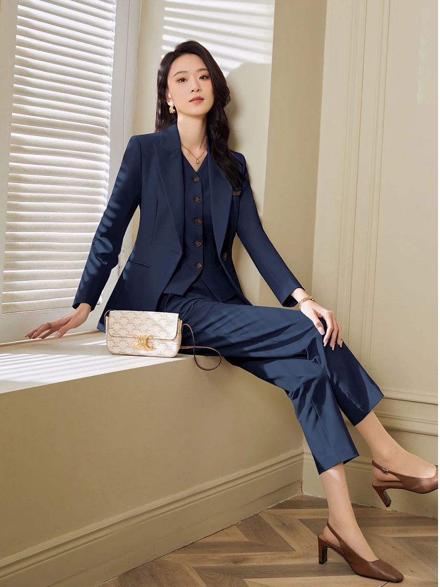 50代女性向けビジネススーツ：通勤・統一制服に最適なダークブルーセットアップ