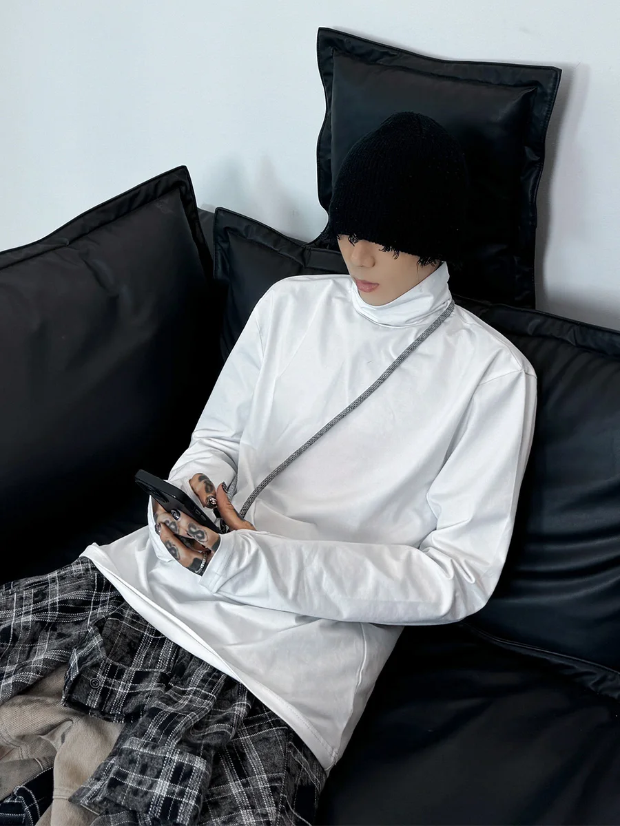 今流行ってるファッションで失敗しないハイネックTシャツは？
