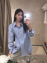 青いストライプの女性用シャツ【春秋・デザイン・長袖・レイヤードスタイル】