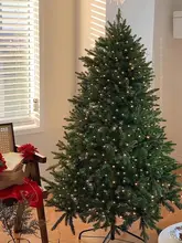 大型のリアルなLED付きクリスマスツリー【家庭用・子供向け装飾品】（セットアップ対応）