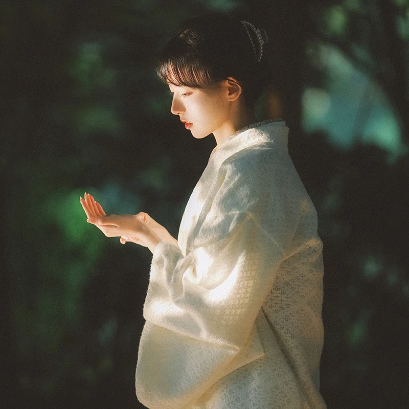 キャミワンピースを羽織るとき、どんなアイテムが本当の「温もり」を届けるの？