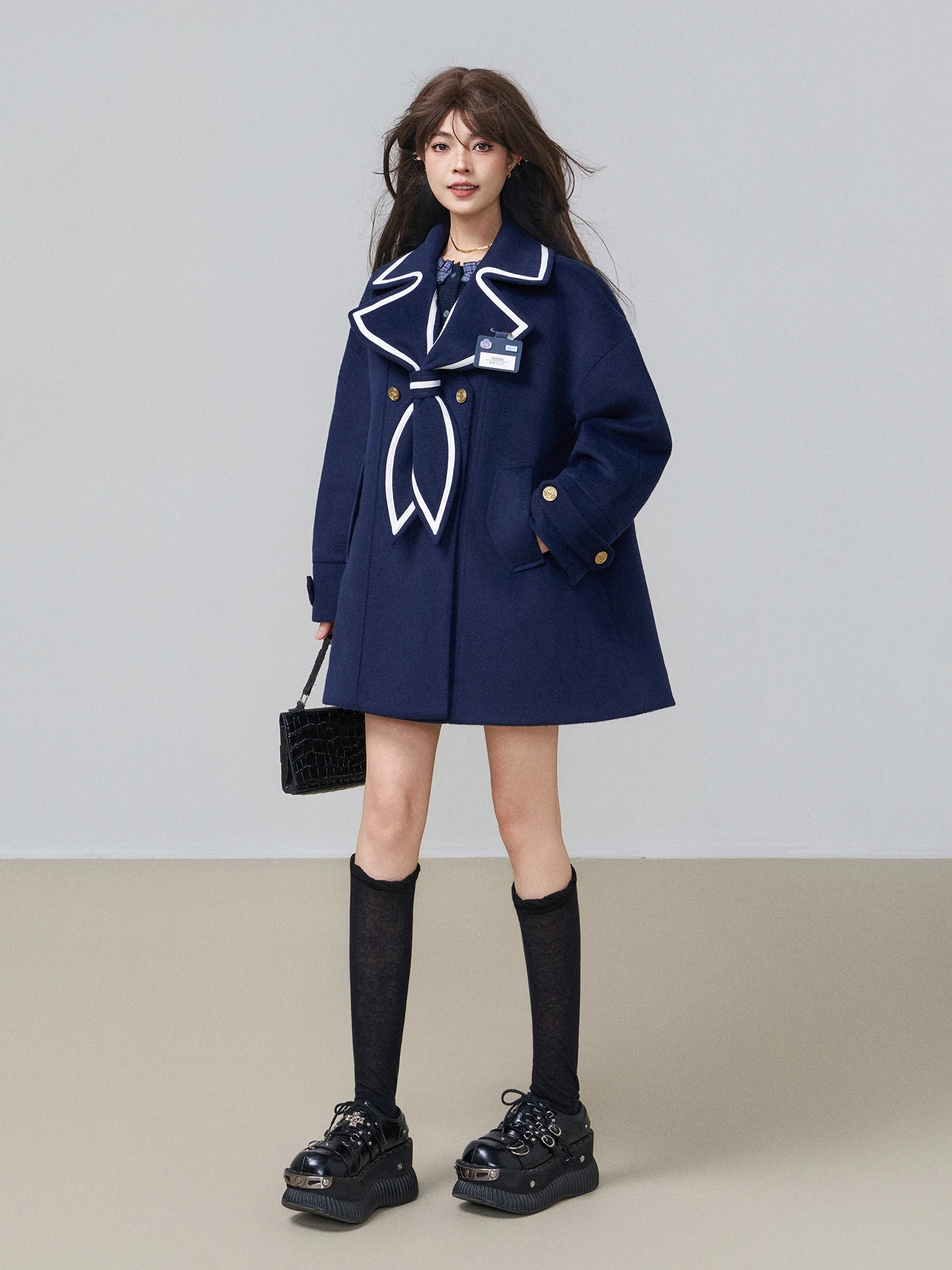 中古制服と新品制服の違いは？学院風の毛料コートで答えを知る
