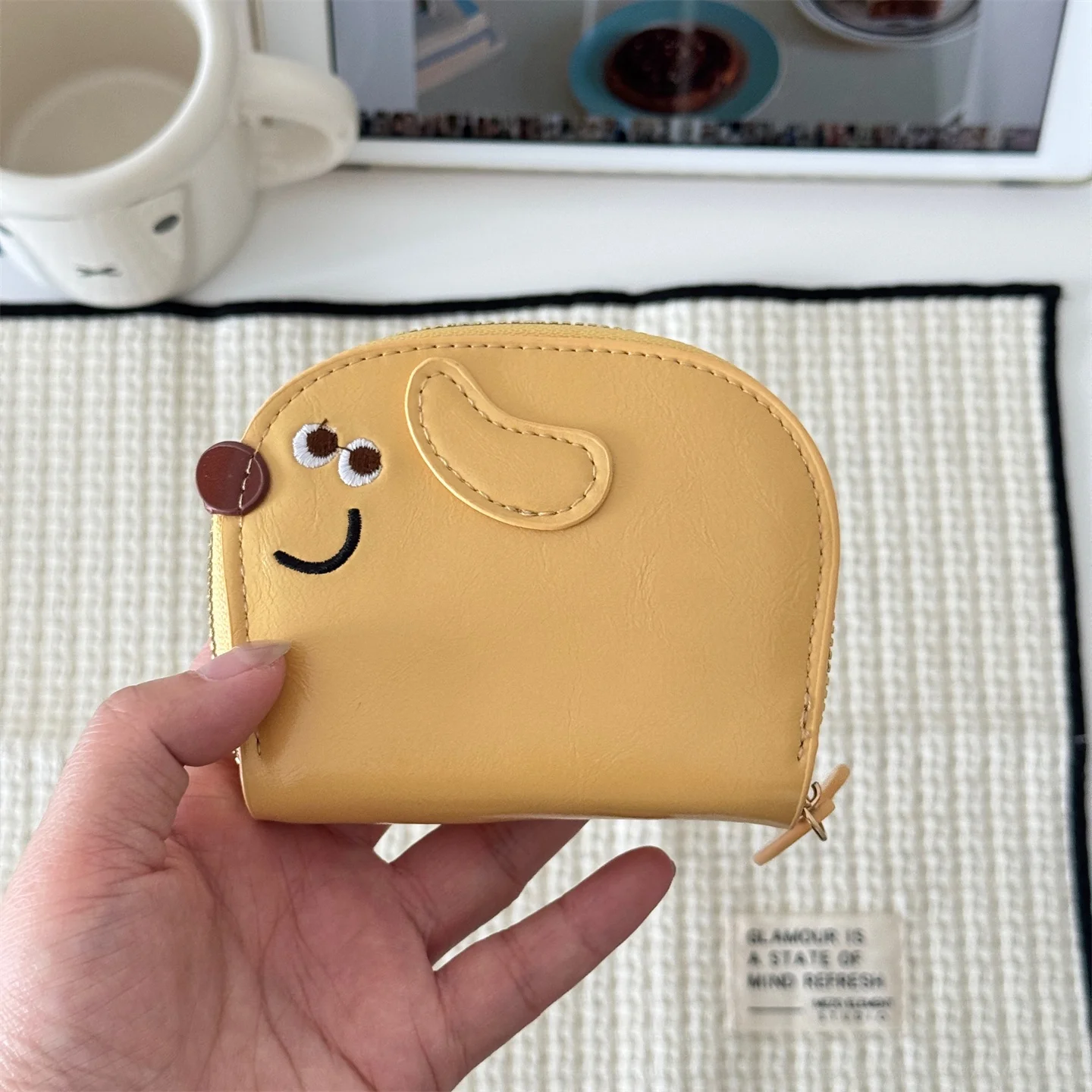 ピンク財布が若者に人気な理由は？カジュアルな日常に溶け込む「かわいい財布」の選び方