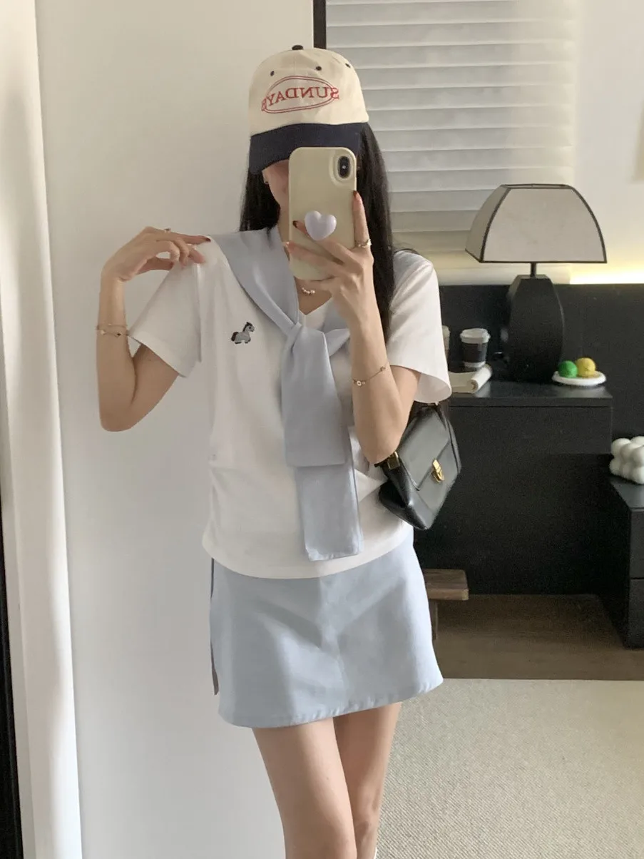 「きれいめtシャツコーデ」で失敗しない方法は？Vネック短袖とミニスカートの3点セットが解決する