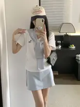 おしゃれなデザインのVネック短袖Tシャツとミニスカートのコーディネート（セットアップ対応）