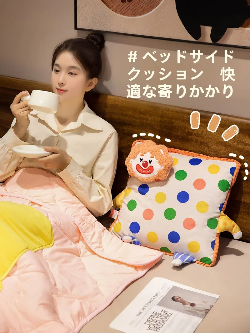 小丑デザインの抱き枕＆ブランケット：テレビ枕としての実用性と使用シーン