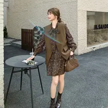 華やかなフラワープリントの長袖ワンピースとジャケット風ベスト【高級感・秋向け】（セットアップ対応）