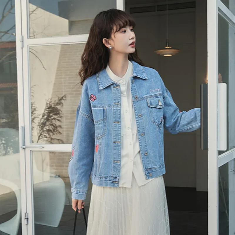 刺繍が入ったデニムジャケットは、本当に通勤スタイルを救うのか？