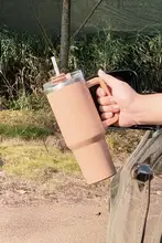 304ステンレス製 車用保温冷却マグカップ 40oz【ハンドル付き・女性向け・アウトドア・便利なストロー・大容量】