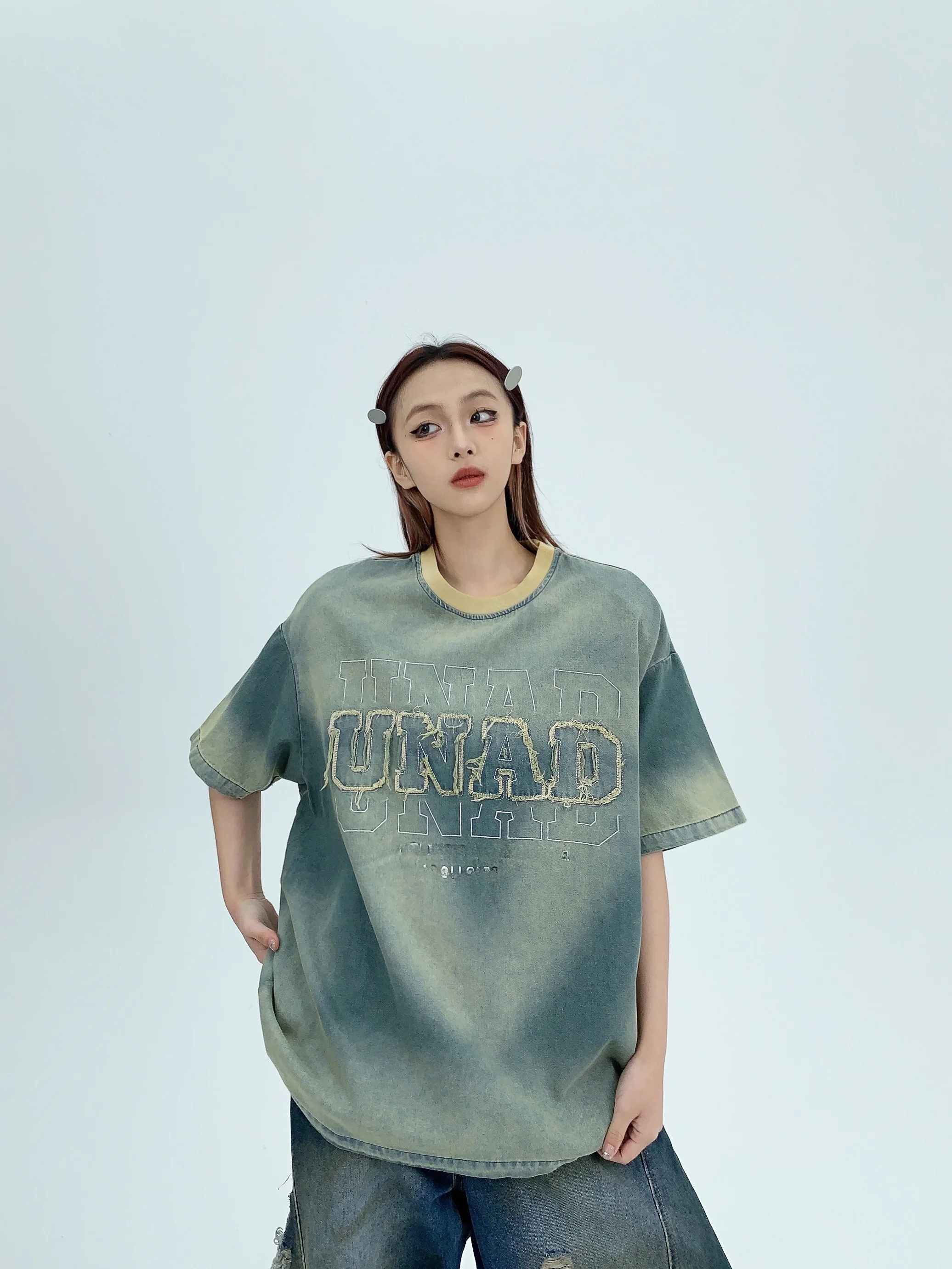 ビンテージ風刺繍デザインのデニムTシャツ：夏用オーバーサイズの実用性とデザイン特徴