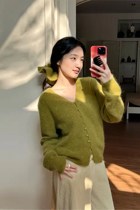 優しいデザインのVネックウールニットセーター【ウサギ毛・冬用・フィット】（セットアップ対応）