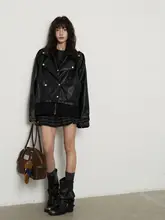 高級感あるゆったりしたハイネック風合いのダークレザージャケット【ショート丈・偽二重デザイン】