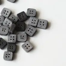 デザインボタン【磨砂加工・グレー・黒の牛角使用・スクエア型】