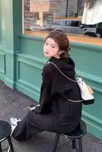 かわいい編み込みフード付きニットトップスとパンツのカジュアルな気質のコーディネート（セットアップ対応）