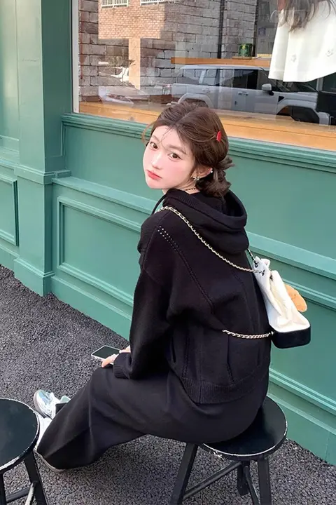 かわいい編み込みフード付きニットトップスとパンツのカジュアルな気質のコーディネート（セットアップ対応）