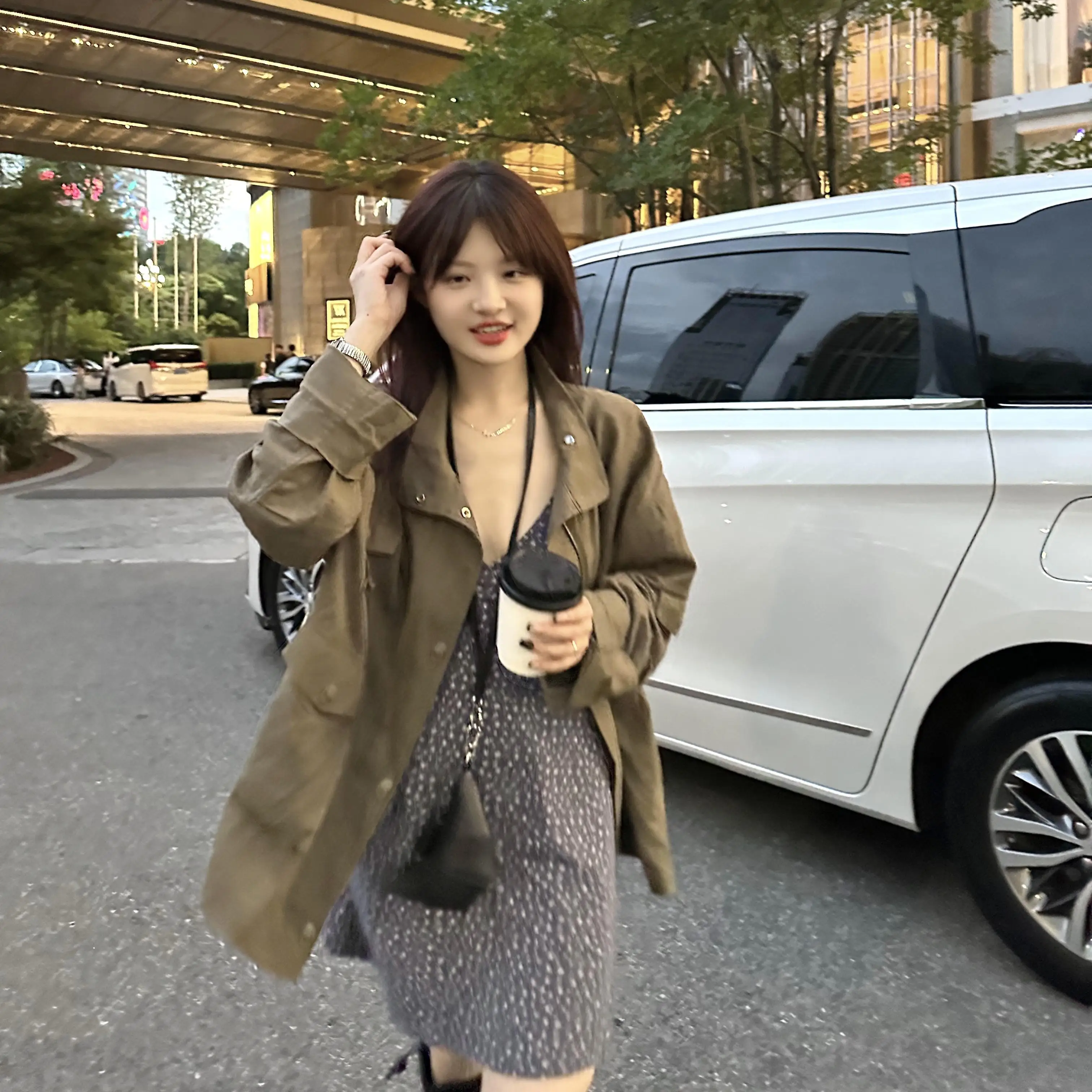 春用レディースショートトレンチコート：ドライブデートに最適な軽やかな通勤スタイル