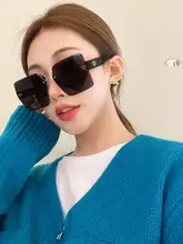 おしゃれなスクエアフレームのサングラス【UVカット・大きめサイズ・女性用】