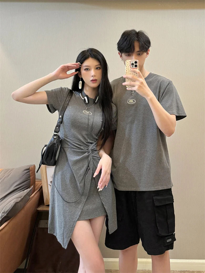 6月後半に着る「きれいな服装」はどうやって選ぶ？——夏の初めにぴったりな、不規則デザインのペアコーデが解決する