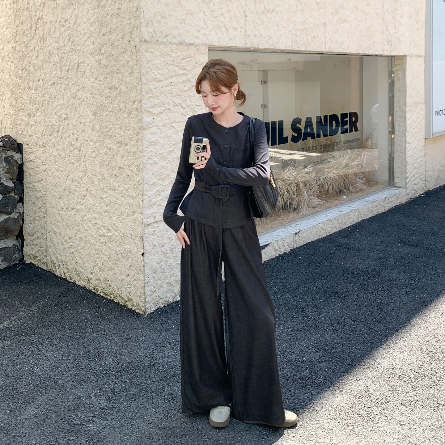 ブラックコーデに悩むあなたに、今こそ選ぶべき「高級感ある黒のセットアップ」は？