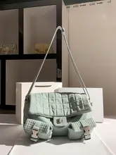 春季にぴったりの淡いグリーンのショルダーバッグ【通勤用・シンプルデザイン】