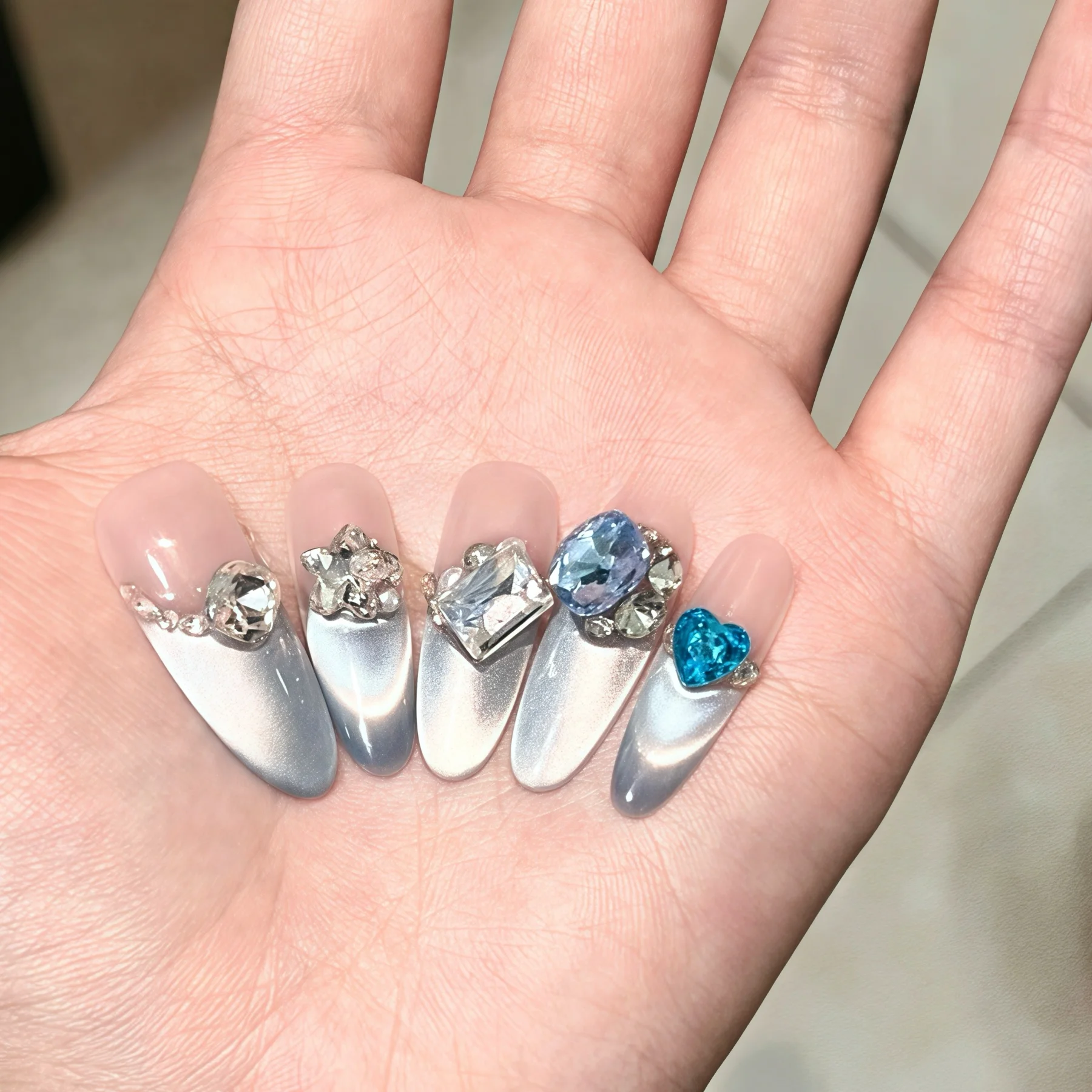 海外セレブが愛用する「華やかなブルーのキャットアイネイル」は、どう選ぶ？