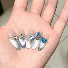 華やかなブルーのキャットアイネイルチップ【手作り・ビジュー付き】