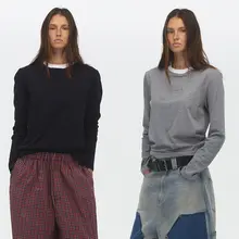 春の重ね着に最適！コントラストカラーのラウンドネック長袖Tシャツ
