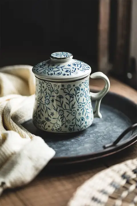 青花柄陶器製茶杯【茶水分離・蓋付き・復古的な釉下彩】
