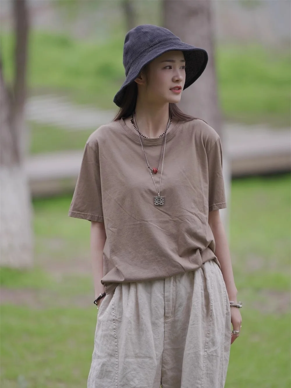 大人可愛い服 40代コーデ｜コットン無地ショートスリーブTシャツの特徴と着こなしのポイント