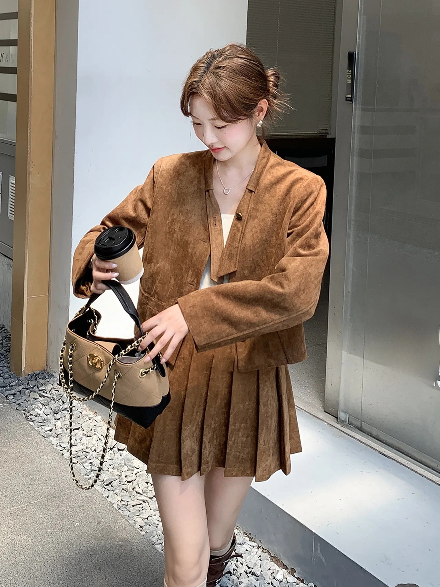 10月に着るべきレディースファッションは？コーヒー色のレトロスカートが解決する理由