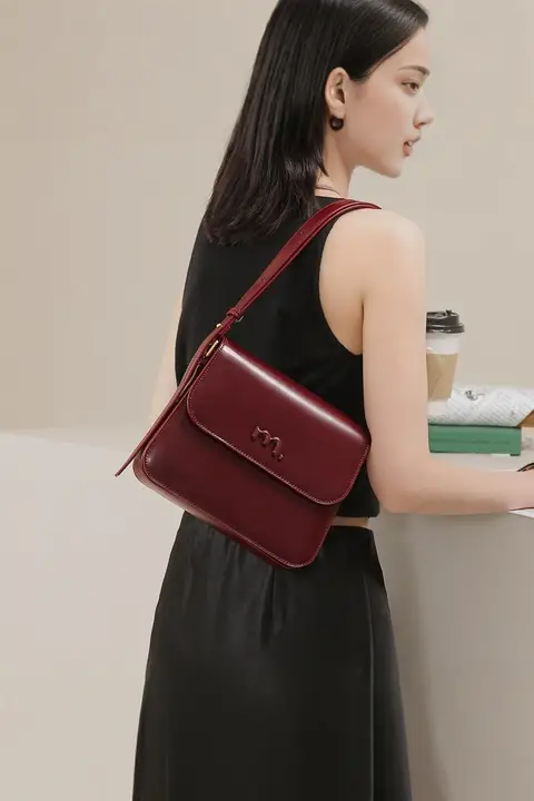 高級感のある本革レッドトーフバッグ【斜め掛け・小型・通勤用】