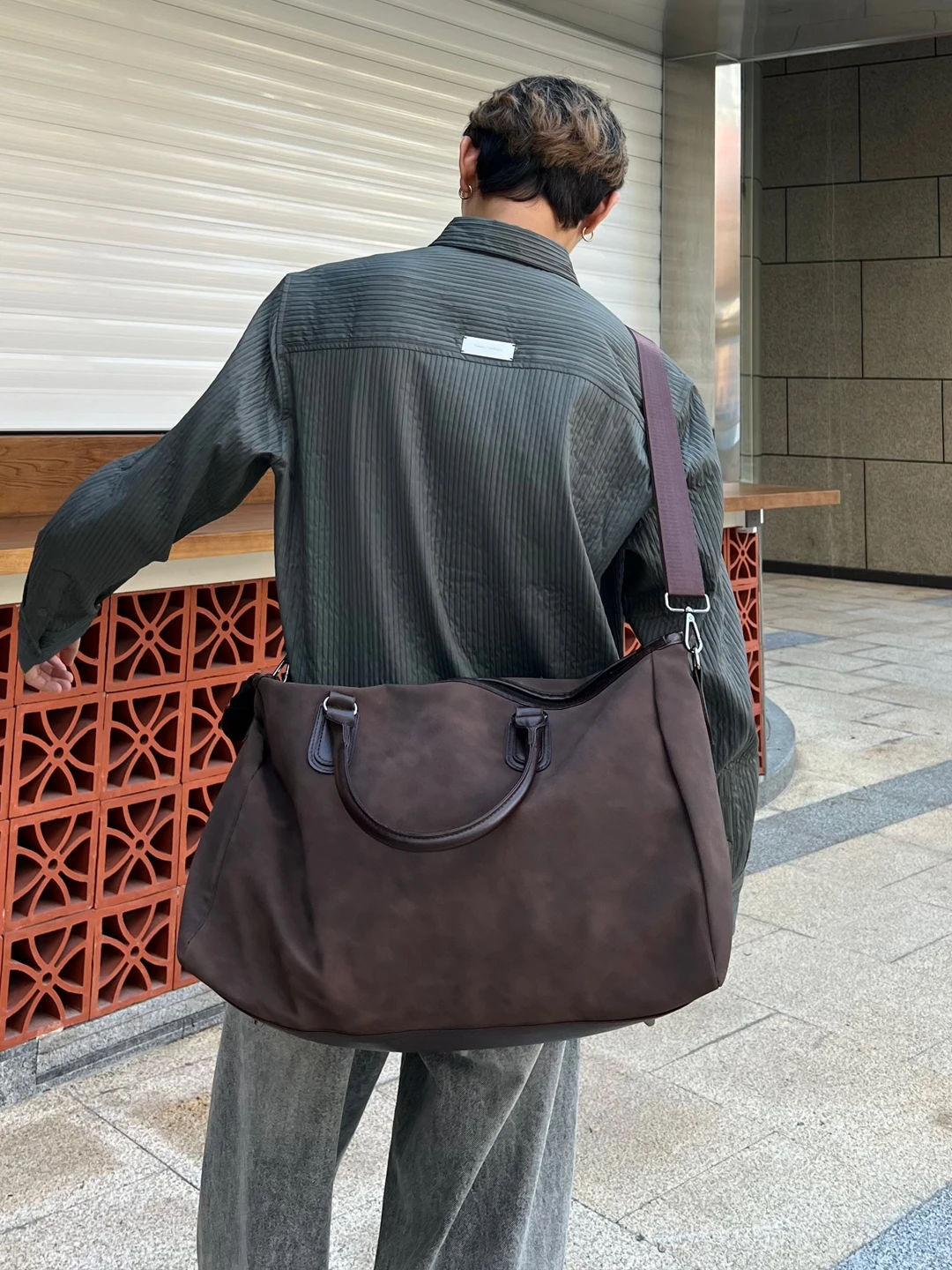 一泊旅行用荷物かばんの選び方：大容量スエード調スポーツバッグの実用性解析