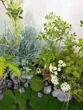 リアルな花と苔の造形飾り【インテリアデコレーション・高級感のある階段下装飾】