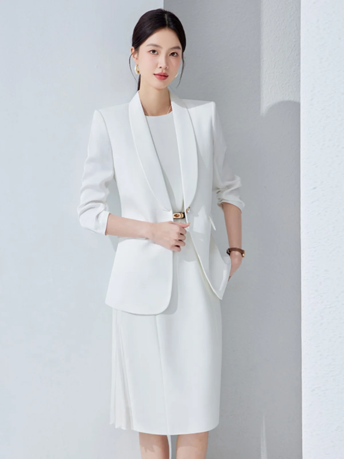 60代女性が選ぶグレースーツ フォーマルは？体のラインが出る服 職場に最適なアイテムとは？
