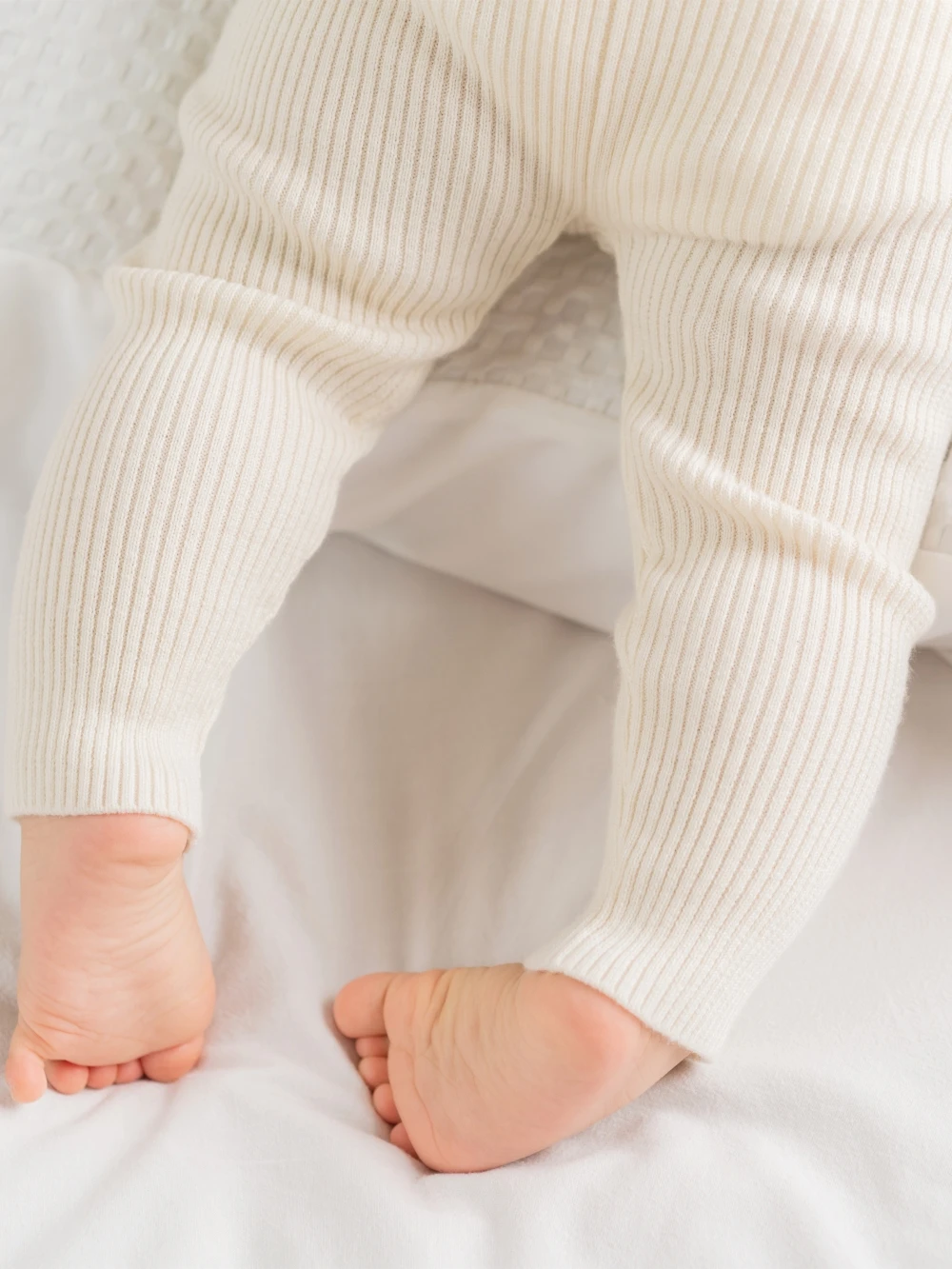 新生児3週目にぴったりのベビー服は？ウールの柔らかさが心を癒すロングパンツの選び方