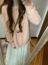 ラフな雰囲気のピンクのクルーネックニットセーター【ゆったりシルエット・ケーブル編み】