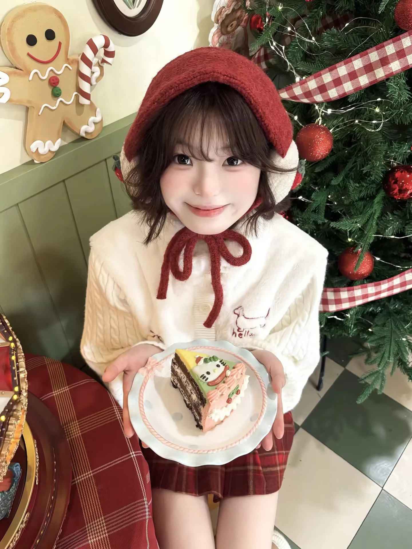 赤いニット麦わら帽子をどう選ぶ？ガーリーで春を彩る1つの魔法